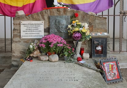Homenaje a Machado, en su tumba en Colliure (Francia).