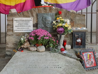 Homenaje a Machado, en su tumba en Colliure (Francia).