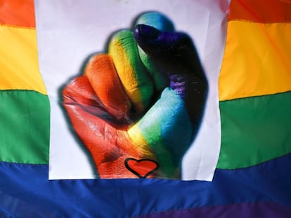 La bandera de la diversidad sexual durante el desfile del Orgullo Gay en Cali, Colombia.