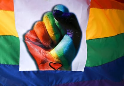 La bandera de la diversidad sexual durante el desfile del Orgullo Gay en Cali, Colombia.