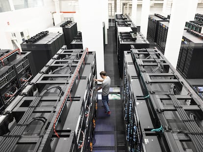 Un operario trabaja en el nuevo supercomputador Marenostrum 5 del Barcelona Supercomputing Center.