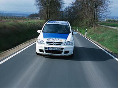 Los coches de hidrógeno no contaminan: sólo emiten vapor de agua por el escape. El Opel Zafira Hydrogen 3, en la imagen, alcanza 160 km/h. y tiene 400 kilómetros de autonomía.