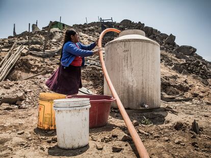 Reparto de agua en el asentamiento Nadine Heredia, en el distrito de San Juan de Miraflores, en Lima.