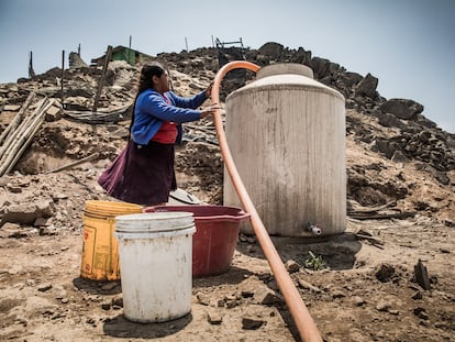 Reparto de agua en el asentamiento Nadine Heredia, en el distrito de San Juan de Miraflores, en Lima.