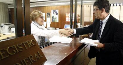 El vicepresidente de la Junta de Andalucía, Diego Valderas, presentó el 27 de marzo ante el Constitucional el recurso contra la reforma local.