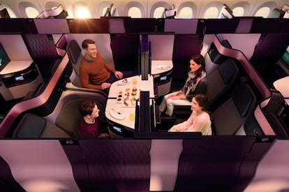 No son asientos de primera clase, sino de 'business'. Pero Qatar Airways quiere estar por encima de sus competidores en esta categoría, y para ello ha diseñado, y patentado, la QSuite, disponible en sus Boing 777. Con un simple movimiento de mano las butacas se pueden colocar juntas y enfrentadas alrededor de una mesa, y además sus paneles móviles otorgan a los pasajeros que viajan juntos más privacidad. Algo que no tiene que ser permanente durante todo el vuelo, ya que cuando el viajero lo desea la tripulación de cabina vuelve a mover los paneles y butacas para rehacer su ‘suite’ individual.