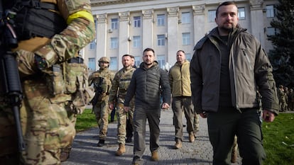 This handout photograph taken and released by Ukrainian Presidential press service on November 14, 2022, shows Ukrainian President Volodymyr Zelensky (C) arriving to visit the newly liberated city of Kherson, following the retreat of Russian forces from the strategic hub. (Photo by Handout / UKRAINIAN PRESIDENTIAL PRESS SERVICE / AFP) / RESTRICTED TO EDITORIAL USE - MANDATORY CREDIT "AFP PHOTO / HO - UKRAINIAN PRESIDENTIAL PRESS SERVICE" - NO MARKETING NO ADVERTISING CAMPAIGNS - DISTRIBUTED AS A SERVICE TO CLIENTS