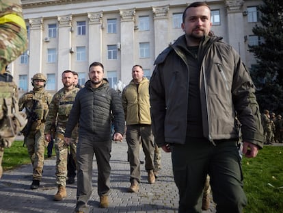 This handout photograph taken and released by Ukrainian Presidential press service on November 14, 2022, shows Ukrainian President Volodymyr Zelensky (C) arriving to visit the newly liberated city of Kherson, following the retreat of Russian forces from the strategic hub. (Photo by Handout / UKRAINIAN PRESIDENTIAL PRESS SERVICE / AFP) / RESTRICTED TO EDITORIAL USE - MANDATORY CREDIT "AFP PHOTO / HO - UKRAINIAN PRESIDENTIAL PRESS SERVICE" - NO MARKETING NO ADVERTISING CAMPAIGNS - DISTRIBUTED AS A SERVICE TO CLIENTS