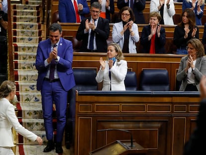 El presidente del Gobierno, Pedro Sánchez, y la vicepresidenta primera y ministra de Asuntos Económicos y Transformación Digital, Nadia Calviño, aplaudían el martes a la vicepresidenta segunda y ministra de Trabajo y Economía Social, Yolanda Díaz.