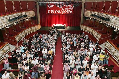 Participantes en la asamblea de las artes escénicas, anoche, en el teatro Olympia de Valencia.