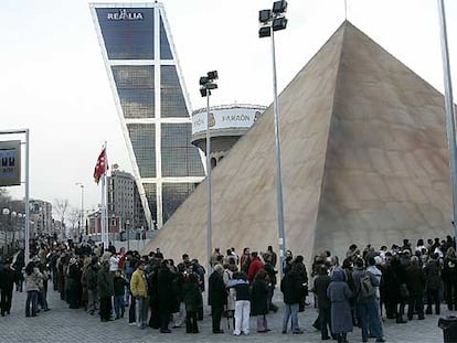 Una larga fila de público aguarda ante la entrada de la exposición <i>Faraón,</i> en la Fundación Canal, en la plaza de Castilla.