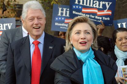 Hillary Clinton parece consciente de que lleva tantos años expuesta a la mirada y a la crítica de los norteamericanos que, pese a toda la popularidad adquirida, ése es también su talón de Aquiles. La senadora ha cosechado, desde luego, en todo ese tiempo más amores que ninguno de sus eventuales contrincantes, pero también más odios que muchos.