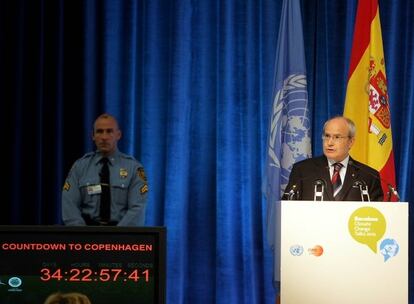 El presidente de la Generalitat, José Montilla, realiza un discurso al lado de la cuenta atrás para la cumbre del clima en Copenhage
