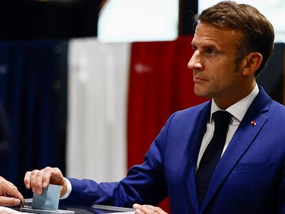 Emmanuel Macron deposita su voto en un colegio electoral de París.