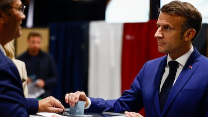 Emmanuel Macron deposita su voto en un colegio electoral de París.