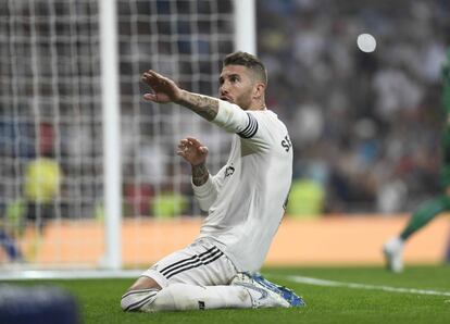 Sergio Ramos celebra su gol, cuarto del Real Madrid.