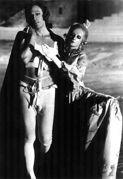Donald Sutherland y Tina Aumont, en una imagen del filme <i>Casanova, </i><b>dirigido por Federico Fellini.</b>