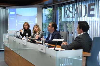 De izquierda a derecha: Paula Fernández-Ochoa, de MoreThanLaw; Eugenia Navarro, de Esade; Manel Atserias, del Instituto de Salud Mental de la Abogacía, y Agustín Peralt, experto en productividad.