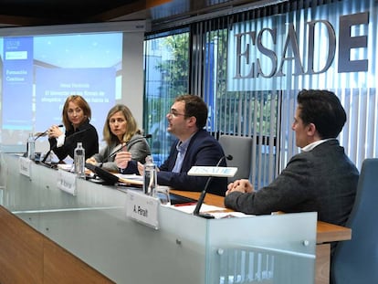 De izquierda a derecha: Paula Fernández-Ochoa, de MoreThanLaw; Eugenia Navarro, de Esade; Manel Atserias, del Instituto de Salud Mental de la Abogacía, y Agustín Peralt, experto en productividad.