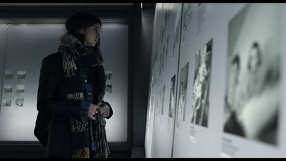 La actriz Martina Gatti, en el museo de Bergen-Belsen, en el documental.