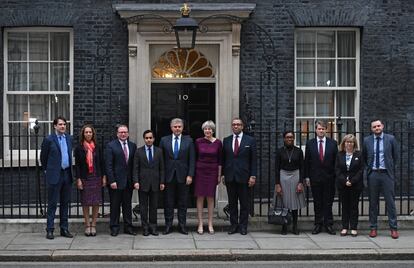 Foto de familia de la primera ministra británica, Theresa May, junto a los nuevos cargos electos en el número 10 de Downing Street, en Londres (Reino Unido) el 8 de enero de 2018. Algunos sectores del Partido Republicano se han rebelado contra May. Las intrigas entre los parlamentarios 'tories' han dificultado el consenso para alcanzar un pacto de salida.