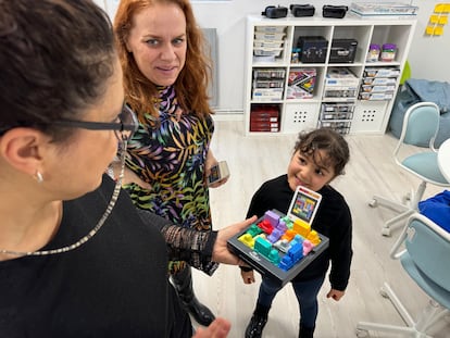 Una alumna de cuatro años del CEIP Gumersindo Azcárate (León) le muestra orgullosa a su profesora cómo resolvió un reto de razonamiento lógico, en el Aula del Futuro.