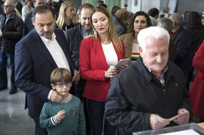 El ministro de Fomento y secretario de Organización del PSOE, José Luis Ábalos, ha votado en el colegio de los salesianos de Valencia con la misma ilusión, afirmó, que “si tuviera 30 o 35 años menos”. Acompañado por su mujer, Carolina Perles, y el menor de sus cinco hijos, Pablo, de seis años.