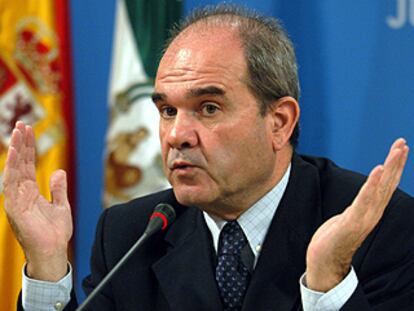 Manuel Chaves, ayer, en la presentación del documento elaborado por el Gobierno andaluz