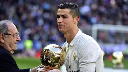 Gento entrega el Balón de Oro a Cristiano.