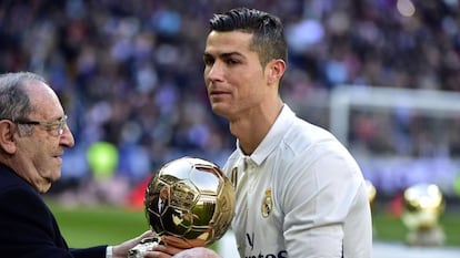 Gento entrega el Bal&oacute;n de Oro a Cristiano.