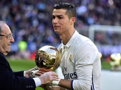 Gento entrega el Bal&oacute;n de Oro a Cristiano.