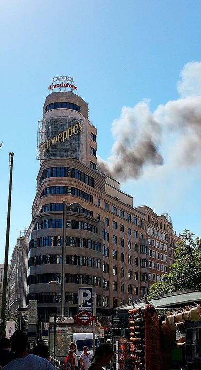 La columna de humo, de un llamativo color blanquecino, se ha desarrollado en la séptima planta del edificio Capitol, conocido por el anuncio de una conocida marca de refrescos.