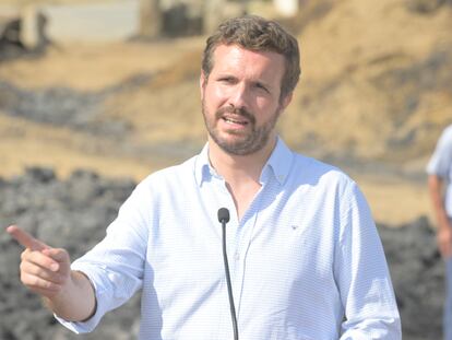 El presidente del PP, Pablo Casado, este martes en Ávila, tras visitar la zona afectada por un incendio que ha quemado cerca de 22.000 hectáreas.