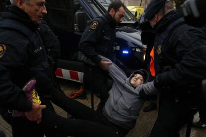 Una mujer es llevada por los Mossos d'Esquadra mientras acordonan el área alrededor del Museo de Lleida.
