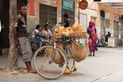 Tanzania. Bilal cada mañana aparca su bicicleta en el mismo lugar y bajo la misma sombra porque cuando ésta cambia, sabe que tiene que volver a casa. Él es natural de Dar es Salaam y se dedica a vender cocos. Selecciona cuáles ofrecerá a los clientes después de que estos responda a la pregunta "¿de agua o con carne?”. Los abre con un golpe seco de panga (machete en suajili) y listo para degustar.