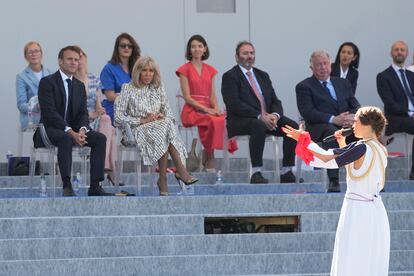 Emmanuel Macron, a la izquierda, y su esposa Brigitte escuchan a la cantante francesa Candice Parise.