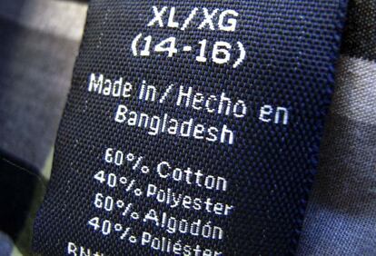 Etiqueta de una prenda hecha en Bangladesh en un Walmart de California.
