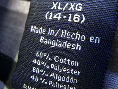 Etiqueta de una prenda hecha en Bangladesh en un Walmart de California.