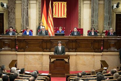 Carles Puigdemont pronuncia su discurso en el pleno del Parlament de Cataluña.