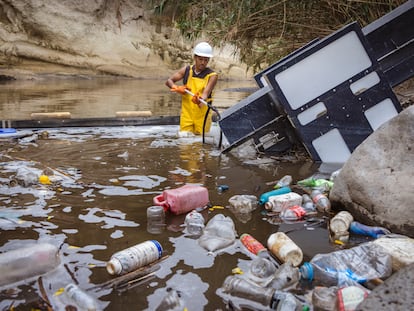Juan Bedoya, responsable de clasificar y registrar los materiales extraídos del Río San Pedro, estos residuos son extraídos del agua en Cununyacu, valle de Quito, el 22 de marzo de 2024.