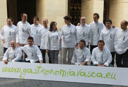 Los 14 cocineros que forman Sukatalde posan ayer frente al palacio de la Diputación guipuzcoana.