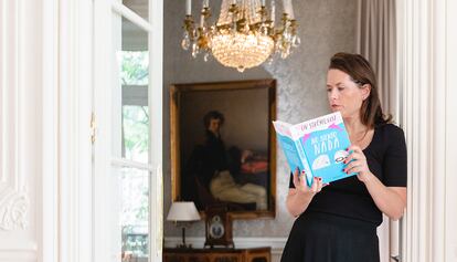 Liv Strömquist, fotografiada en la Embajada de Suecia en Madrid con su último libro.