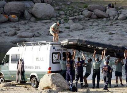 Agentes de la Guardia Civil, durante la búsqueda del ciudadano polaco desaparecido en un embalse.