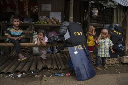 Niños de Marawi desplazados junto a escudos policiales en Saguiaran, en el sur de Filipinas. Los evacuados informan de un empeoramiento de las condiciones en los centros de desplazados.