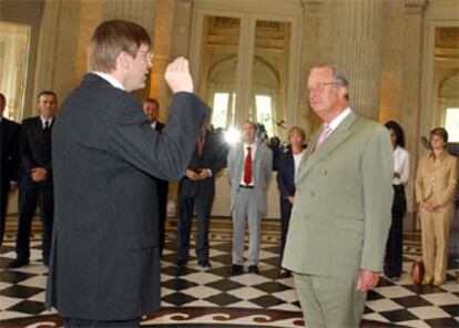 El nuevo primer ministro, Guy Verhofstadt, jura ante el Rey Alberto II.