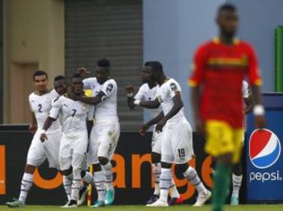 Jugadores de Ghana celebran uno de los tantos ante Guinea Conakry.