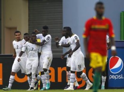 Jugadores de Ghana celebran uno de los tantos ante Guinea Conakry.