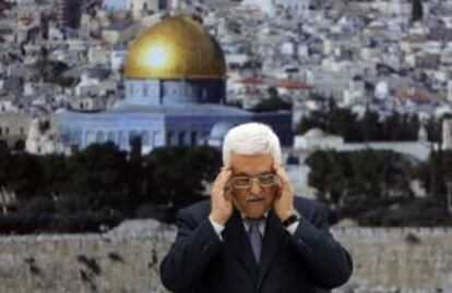 El presidente palesitno, Mahmud Abbas, reza por los muertos en Gaza, el pasado lunes, en una rueda de prensa en Ramala.