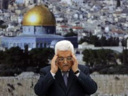 El presidente palesitno, Mahmud Abbas, reza por los muertos en Gaza, el pasado lunes, en una rueda de prensa en Ramala.