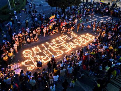 Una protesta por la noche del 5 de mayo, en Cali (Colombia).